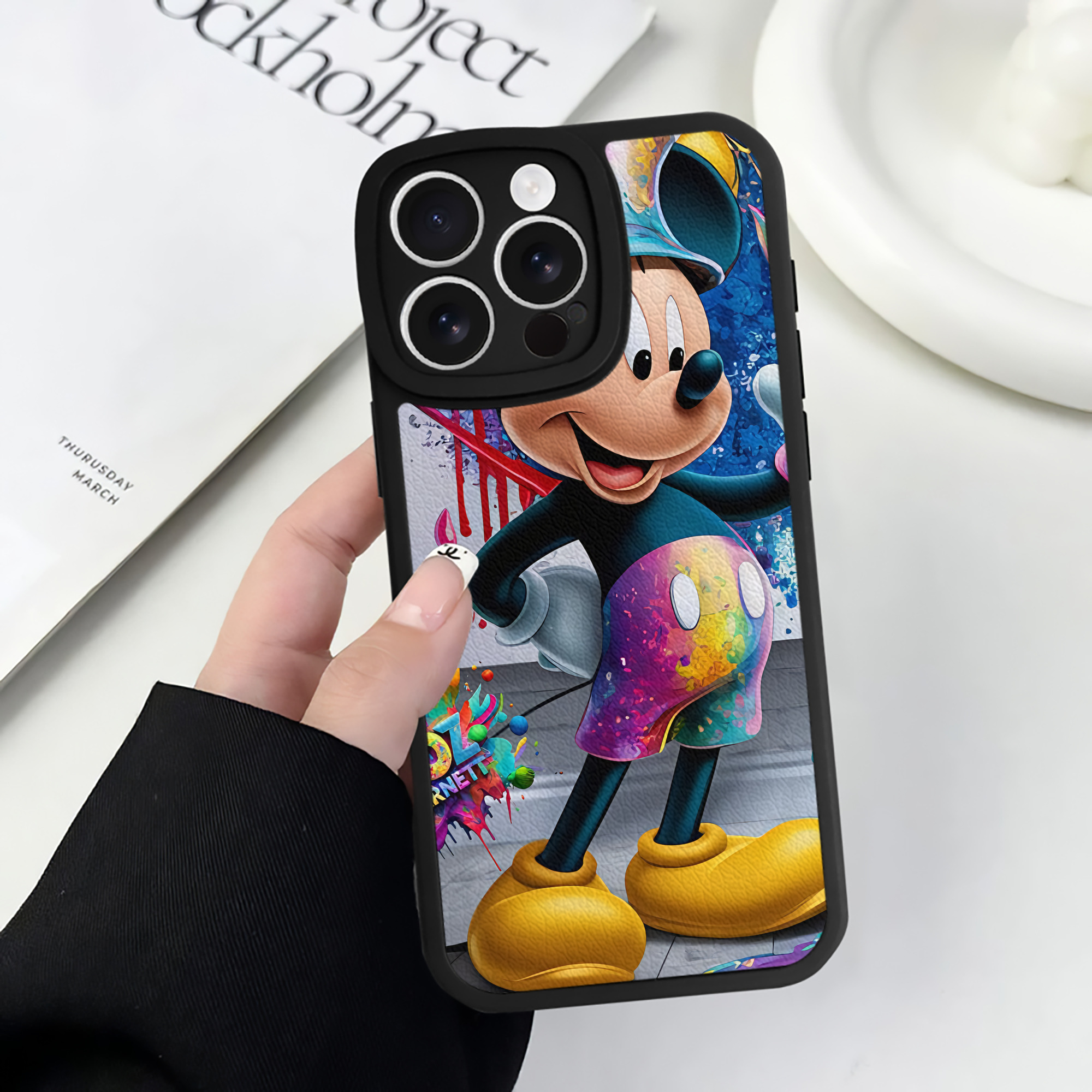 （画像用） ミッキーマウス Mickey Mouse 【iPhone 16シリーズ対応】シリコンスマホケース（レザー調） 材質：シリコン